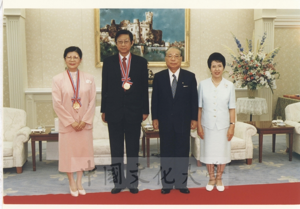 1997年8月11日至13日董事長張鏡湖、校長林彩梅、華岡博物館館長陳國寧及日文系主任徐興慶一行，應日本創價學會池田大作名譽會長之邀，赴日商討兩校美術交流事宜，張董事長及林校長並獲頒最高榮譽獎與榮譽獎的圖檔，第5張，共17張