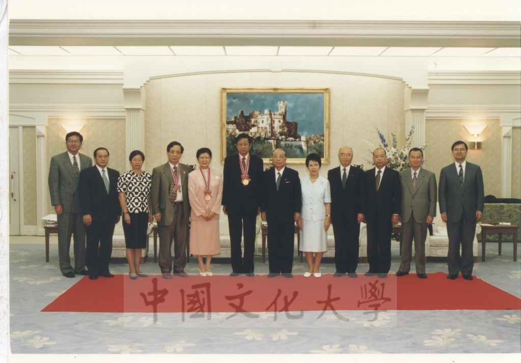 1997年8月11日至13日董事長張鏡湖、校長林彩梅、華岡博物館館長陳國寧及日文系主任徐興慶一行，應日本創價學會池田大作名譽會長之邀，赴日商討兩校美術交流事宜，張董事長及林校長並獲頒最高榮譽獎與榮譽獎的圖檔，第6張，共17張