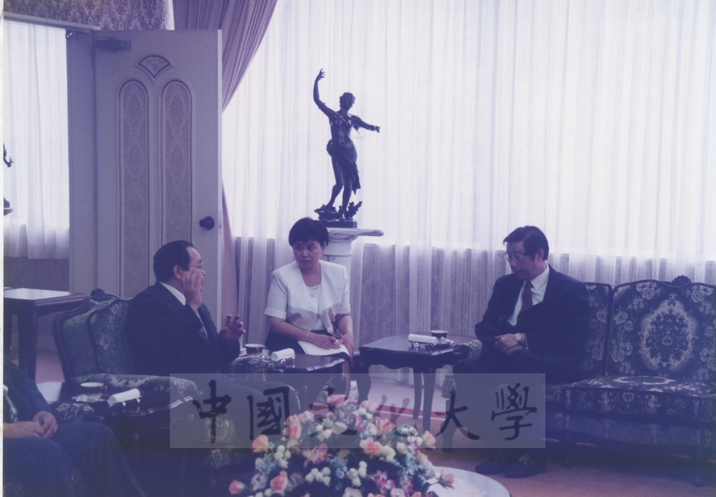 1997年8月11日至13日董事長張鏡湖、校長林彩梅、華岡博物館館長陳國寧及日文系主任徐興慶一行，應日本創價學會池田大作名譽會長之邀，赴日商討兩校美術交流事宜，張董事長及林校長並獲頒最高榮譽獎與榮譽獎的圖檔，第8張，共17張
