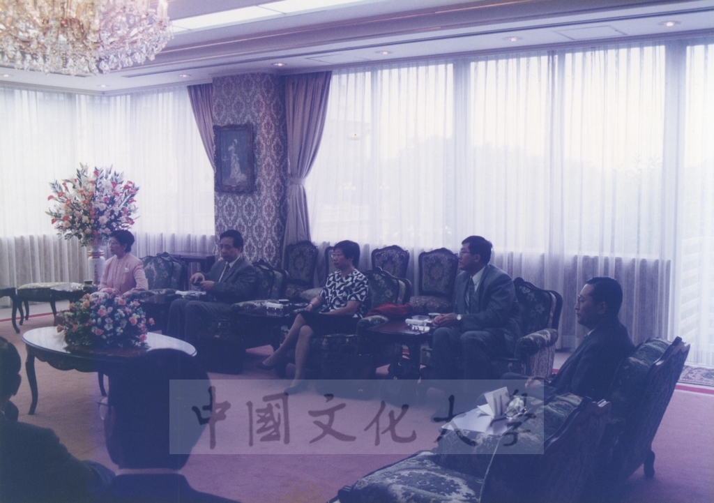 1997年8月11日至13日董事長張鏡湖、校長林彩梅、華岡博物館館長陳國寧及日文系主任徐興慶一行，應日本創價學會池田大作名譽會長之邀，赴日商討兩校美術交流事宜，張董事長及林校長並獲頒最高榮譽獎與榮譽獎的圖檔，第10張，共17張