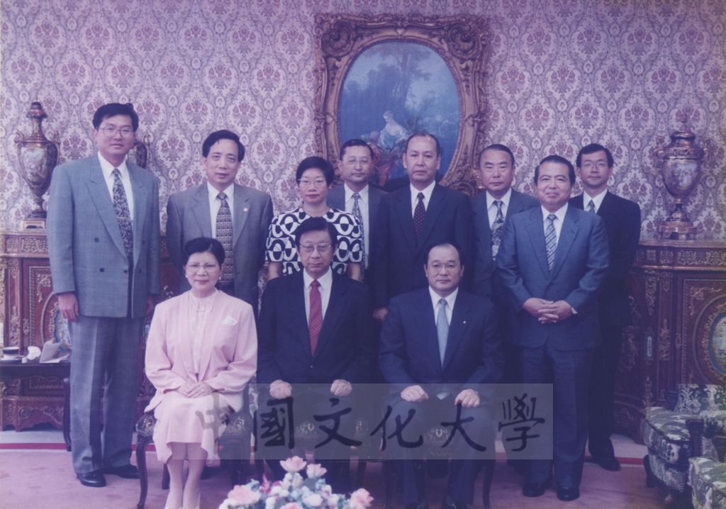 1997年8月11日至13日董事長張鏡湖、校長林彩梅、華岡博物館館長陳國寧及日文系主任徐興慶一行，應日本創價學會池田大作名譽會長之邀，赴日商討兩校美術交流事宜，張董事長及林校長並獲頒最高榮譽獎與榮譽獎的圖檔，第11張，共17張