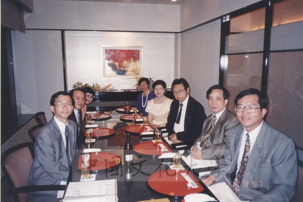 1997年8月11日至13日董事長張鏡湖、校長林彩梅、華岡博物館館長陳國寧及日文系主任徐興慶一行，應日本創價學會池田大作名譽會長之邀，赴日商討兩校美術交流事宜，張董事長及林校長並獲頒最高榮譽獎與榮譽獎的圖檔，第15張，共17張