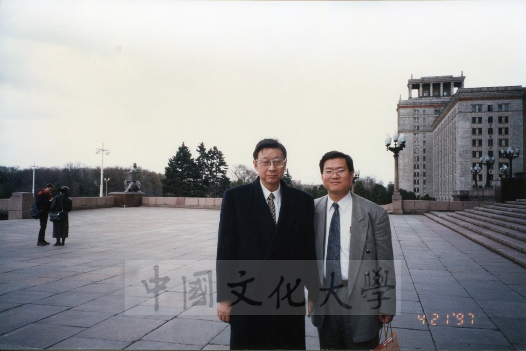 1997年4月20日及21日董事長張鏡湖帶領校長林彩梅、學務長高輝、俄研所所長明驥及國際學術合作組組長孫德宜拜會駐俄羅斯代表處及莫斯科大學的圖檔，第4張，共20張
