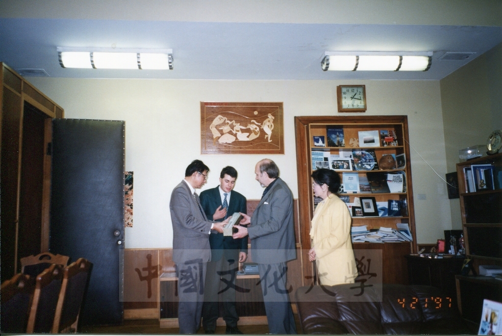 1997年4月20日及21日董事長張鏡湖帶領校長林彩梅、學務長高輝、俄研所所長明驥及國際學術合作組組長孫德宜拜會駐俄羅斯代表處及莫斯科大學的圖檔，第15張，共20張