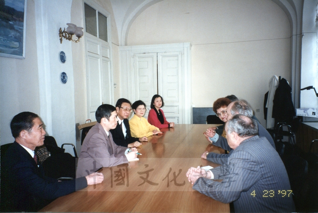 1997年4月23日及24日董事長張鏡湖帶領校長林彩梅、學務長高輝、俄研所所長明驥及國際學術合作組組長孫德宜拜會俄羅斯聖彼得堡大學，張董事長並榮獲該校名譽博士學位，由該校校長薇爾碧芝卡雅女士親自頒贈的圖檔，第1張，共32張