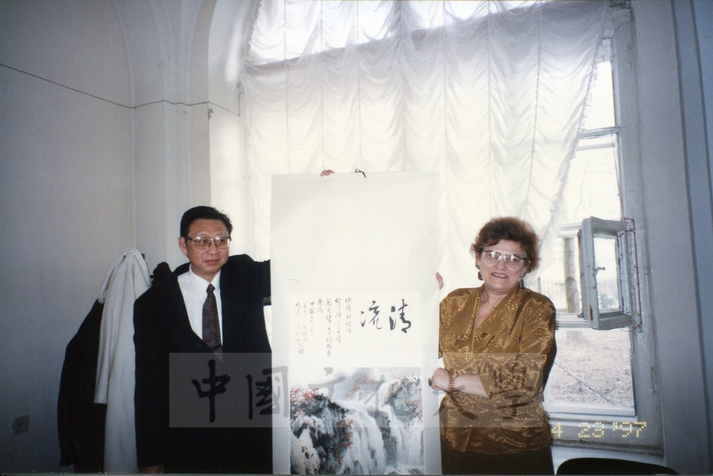 1997年4月23日及24日董事長張鏡湖帶領校長林彩梅、學務長高輝、俄研所所長明驥及國際學術合作組組長孫德宜拜會俄羅斯聖彼得堡大學，張董事長並榮獲該校名譽博士學位，由該校校長薇爾碧芝卡雅女士親自頒贈的圖檔，第2張，共32張