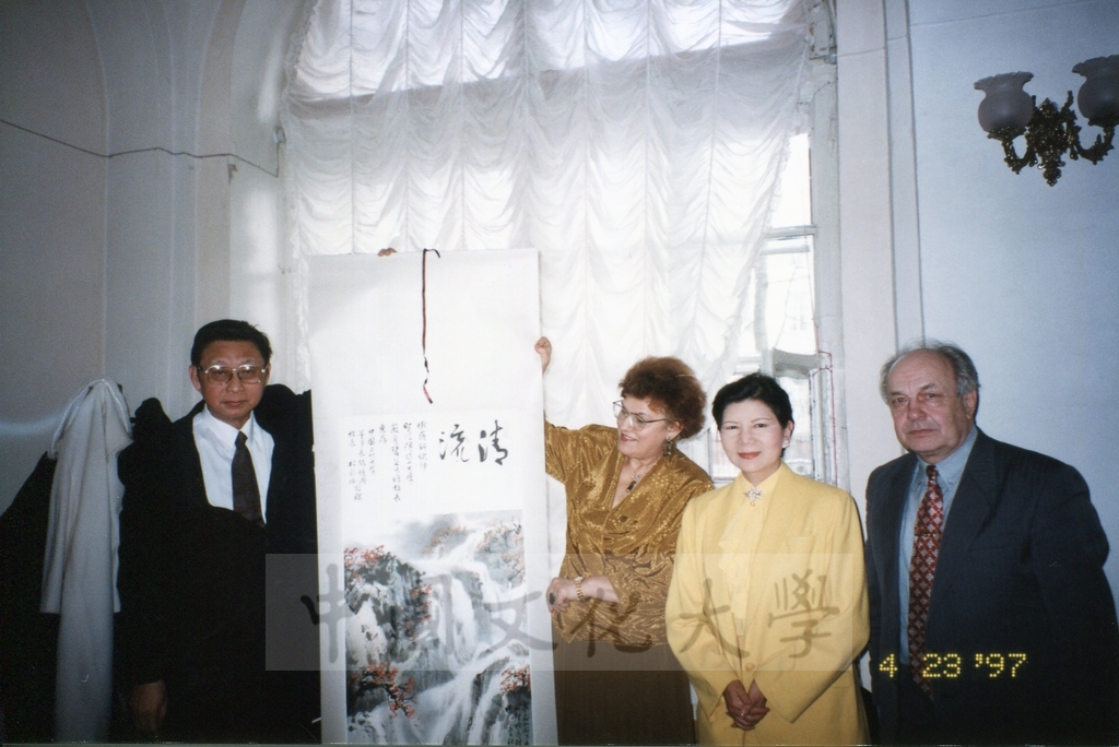 1997年4月23日及24日董事長張鏡湖帶領校長林彩梅、學務長高輝、俄研所所長明驥及國際學術合作組組長孫德宜拜會俄羅斯聖彼得堡大學，張董事長並榮獲該校名譽博士學位，由該校校長薇爾碧芝卡雅女士親自頒贈的圖檔，第3張，共32張