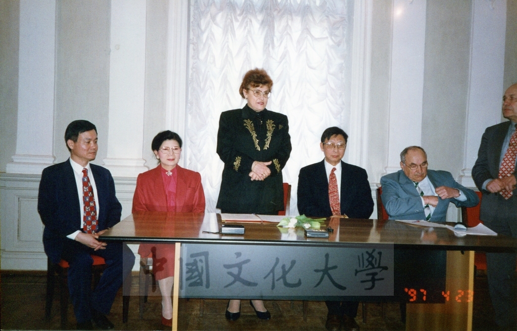 1997年4月23日及24日董事長張鏡湖帶領校長林彩梅、學務長高輝、俄研所所長明驥及國際學術合作組組長孫德宜拜會俄羅斯聖彼得堡大學，張董事長並榮獲該校名譽博士學位，由該校校長薇爾碧芝卡雅女士親自頒贈的圖檔，第4張，共32張