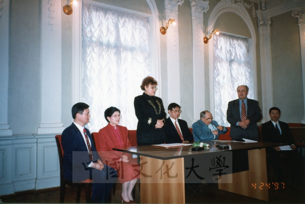 1997年4月23日及24日董事長張鏡湖帶領校長林彩梅、學務長高輝、俄研所所長明驥及國際學術合作組組長孫德宜拜會俄羅斯聖彼得堡大學，張董事長並榮獲該校名譽博士學位，由該校校長薇爾碧芝卡雅女士親自頒贈的圖檔，第5張，共32張