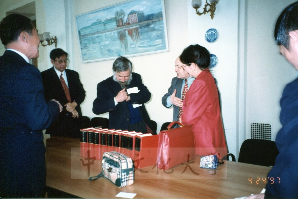 1997年4月23日及24日董事長張鏡湖帶領校長林彩梅、學務長高輝、俄研所所長明驥及國際學術合作組組長孫德宜拜會俄羅斯聖彼得堡大學，張董事長並榮獲該校名譽博士學位，由該校校長薇爾碧芝卡雅女士親自頒贈的圖檔，第9張，共32張