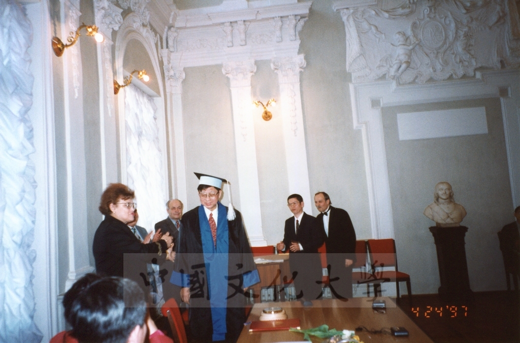 1997年4月23日及24日董事長張鏡湖帶領校長林彩梅、學務長高輝、俄研所所長明驥及國際學術合作組組長孫德宜拜會俄羅斯聖彼得堡大學，張董事長並榮獲該校名譽博士學位，由該校校長薇爾碧芝卡雅女士親自頒贈的圖檔，第11張，共32張