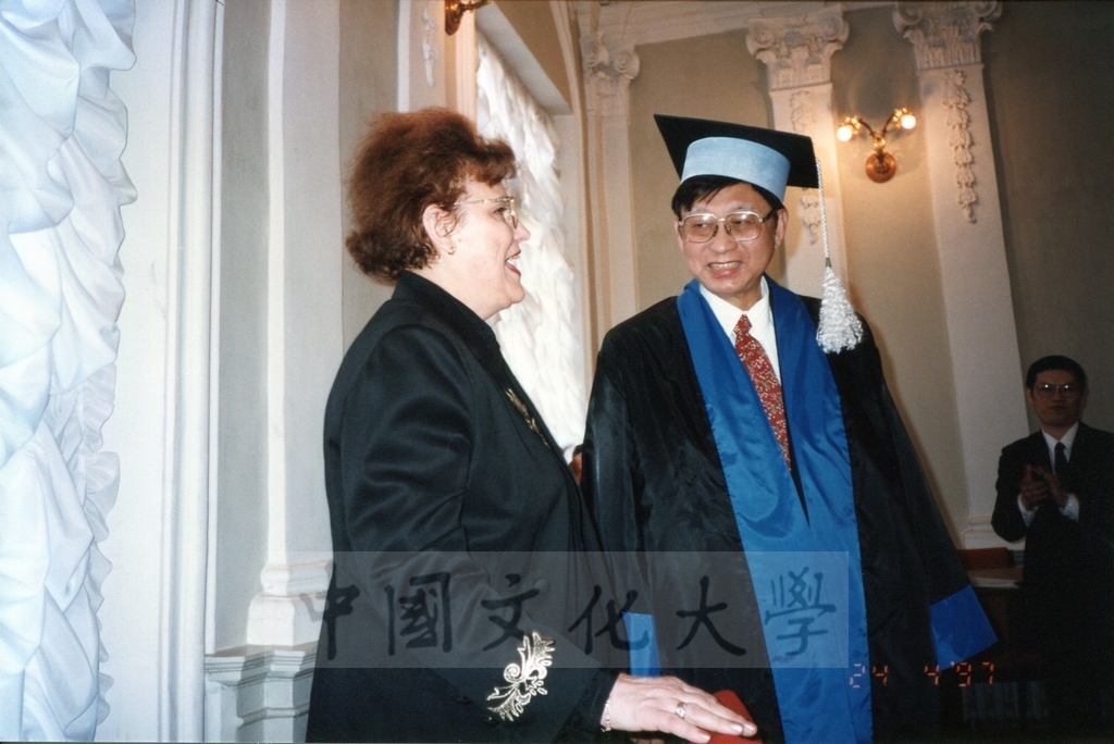 1997年4月23日及24日董事長張鏡湖帶領校長林彩梅、學務長高輝、俄研所所長明驥及國際學術合作組組長孫德宜拜會俄羅斯聖彼得堡大學，張董事長並榮獲該校名譽博士學位，由該校校長薇爾碧芝卡雅女士親自頒贈的圖檔，第13張，共32張