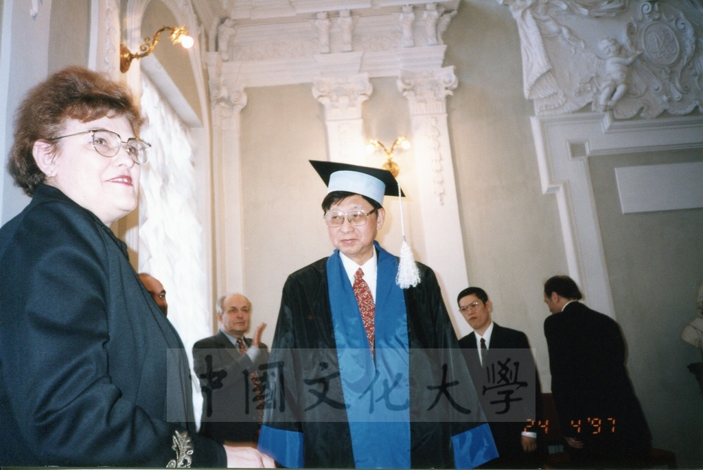 1997年4月23日及24日董事長張鏡湖帶領校長林彩梅、學務長高輝、俄研所所長明驥及國際學術合作組組長孫德宜拜會俄羅斯聖彼得堡大學，張董事長並榮獲該校名譽博士學位，由該校校長薇爾碧芝卡雅女士親自頒贈的圖檔，第14張，共32張