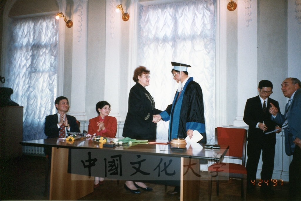 1997年4月23日及24日董事長張鏡湖帶領校長林彩梅、學務長高輝、俄研所所長明驥及國際學術合作組組長孫德宜拜會俄羅斯聖彼得堡大學，張董事長並榮獲該校名譽博士學位，由該校校長薇爾碧芝卡雅女士親自頒贈的圖檔，第15張，共32張