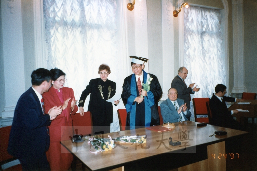 1997年4月23日及24日董事長張鏡湖帶領校長林彩梅、學務長高輝、俄研所所長明驥及國際學術合作組組長孫德宜拜會俄羅斯聖彼得堡大學，張董事長並榮獲該校名譽博士學位，由該校校長薇爾碧芝卡雅女士親自頒贈的圖檔，第16張，共32張