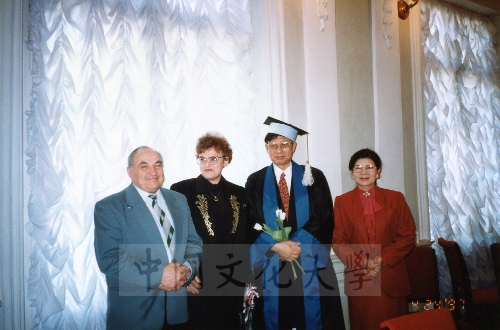 1997年4月23日及24日董事長張鏡湖帶領校長林彩梅、學務長高輝、俄研所所長明驥及國際學術合作組組長孫德宜拜會俄羅斯聖彼得堡大學，張董事長並榮獲該校名譽博士學位，由該校校長薇爾碧芝卡雅女士親自頒贈的圖檔，第18張，共32張