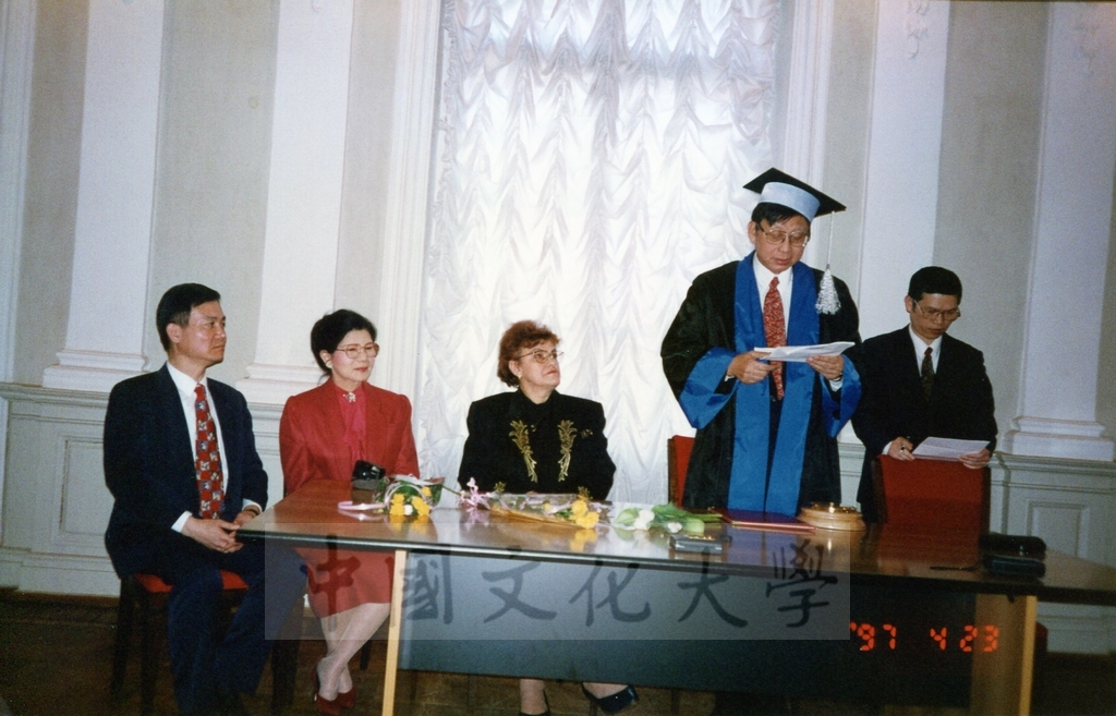 1997年4月23日及24日董事長張鏡湖帶領校長林彩梅、學務長高輝、俄研所所長明驥及國際學術合作組組長孫德宜拜會俄羅斯聖彼得堡大學，張董事長並榮獲該校名譽博士學位，由該校校長薇爾碧芝卡雅女士親自頒贈的圖檔，第19張，共32張