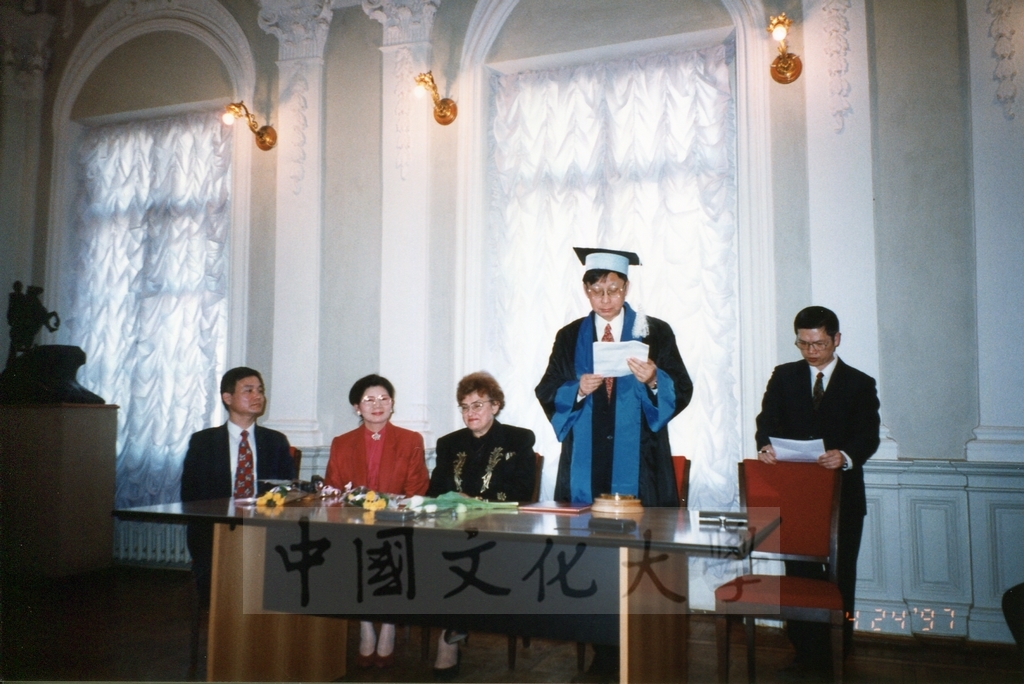 1997年4月23日及24日董事長張鏡湖帶領校長林彩梅、學務長高輝、俄研所所長明驥及國際學術合作組組長孫德宜拜會俄羅斯聖彼得堡大學，張董事長並榮獲該校名譽博士學位，由該校校長薇爾碧芝卡雅女士親自頒贈的圖檔，第20張，共32張
