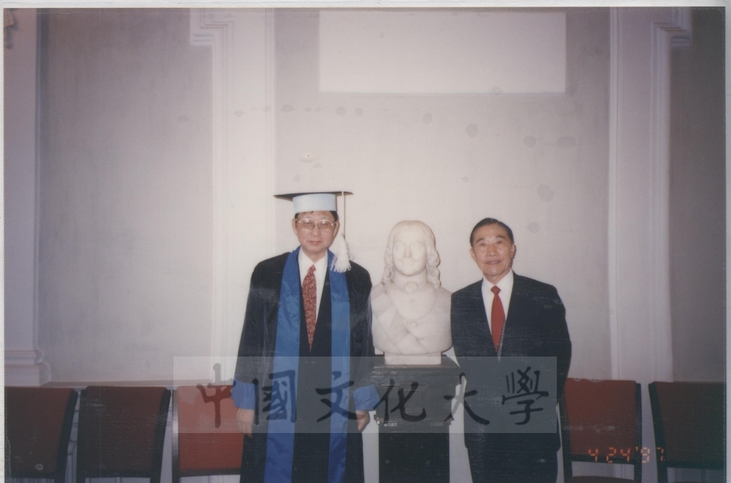 1997年4月23日及24日董事長張鏡湖帶領校長林彩梅、學務長高輝、俄研所所長明驥及國際學術合作組組長孫德宜拜會俄羅斯聖彼得堡大學，張董事長並榮獲該校名譽博士學位，由該校校長薇爾碧芝卡雅女士親自頒贈的圖檔，第22張，共32張