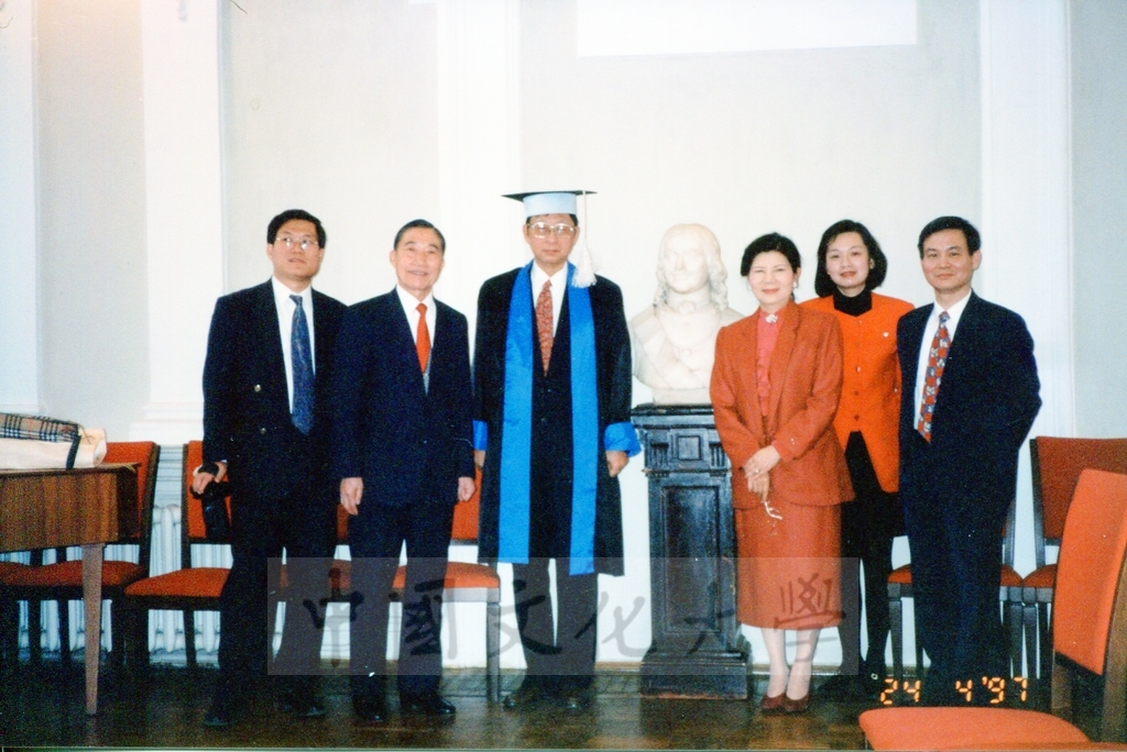 1997年4月23日及24日董事長張鏡湖帶領校長林彩梅、學務長高輝、俄研所所長明驥及國際學術合作組組長孫德宜拜會俄羅斯聖彼得堡大學，張董事長並榮獲該校名譽博士學位，由該校校長薇爾碧芝卡雅女士親自頒贈的圖檔，第24張，共32張