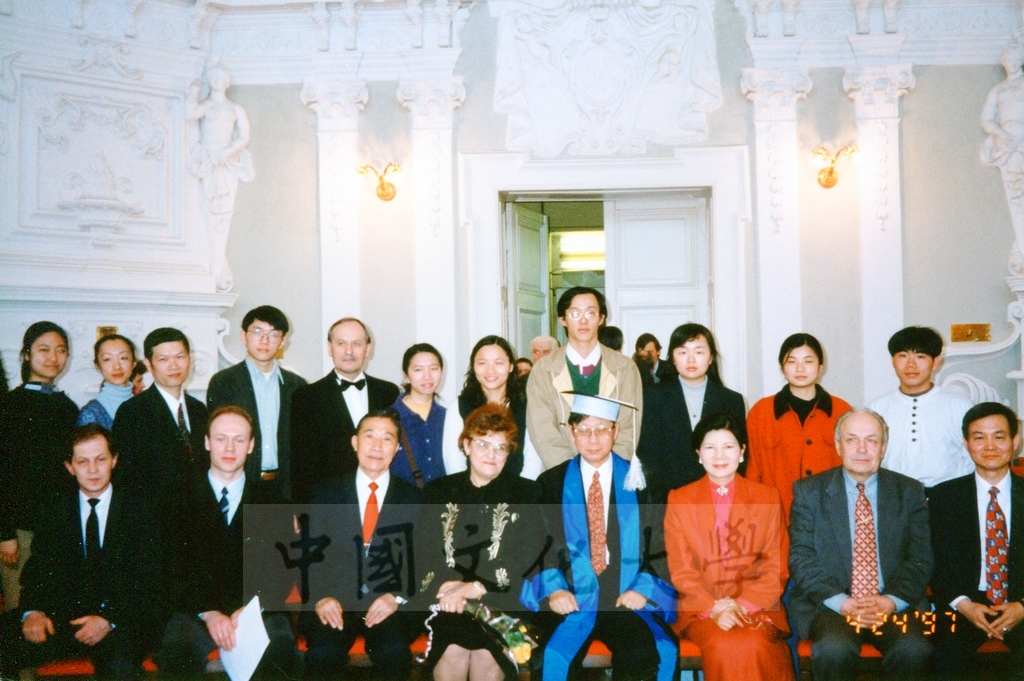 1997年4月23日及24日董事長張鏡湖帶領校長林彩梅、學務長高輝、俄研所所長明驥及國際學術合作組組長孫德宜拜會俄羅斯聖彼得堡大學，張董事長並榮獲該校名譽博士學位，由該校校長薇爾碧芝卡雅女士親自頒贈的圖檔，第25張，共32張