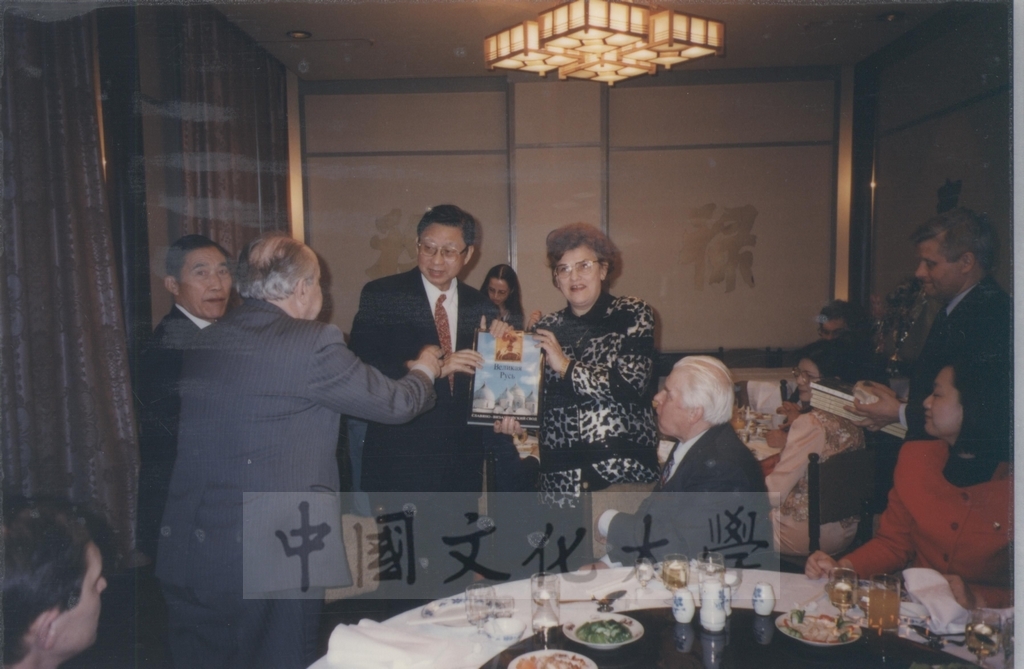 1997年4月23日及24日董事長張鏡湖帶領校長林彩梅、學務長高輝、俄研所所長明驥及國際學術合作組組長孫德宜拜會俄羅斯聖彼得堡大學，張董事長並榮獲該校名譽博士學位，由該校校長薇爾碧芝卡雅女士親自頒贈的圖檔，第26張，共32張