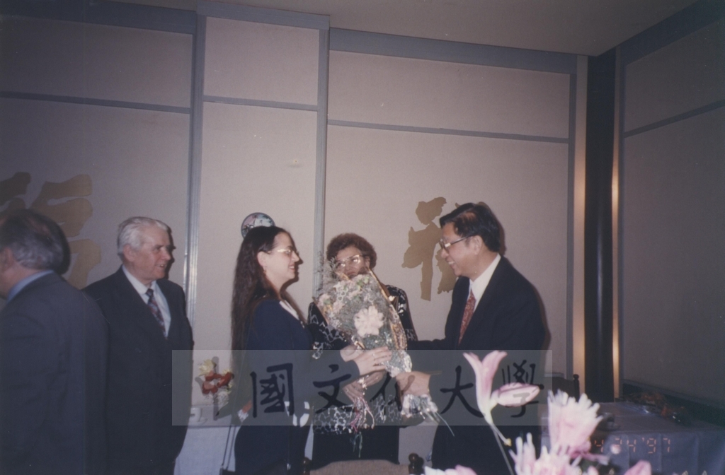 1997年4月23日及24日董事長張鏡湖帶領校長林彩梅、學務長高輝、俄研所所長明驥及國際學術合作組組長孫德宜拜會俄羅斯聖彼得堡大學，張董事長並榮獲該校名譽博士學位，由該校校長薇爾碧芝卡雅女士親自頒贈的圖檔，第28張，共32張