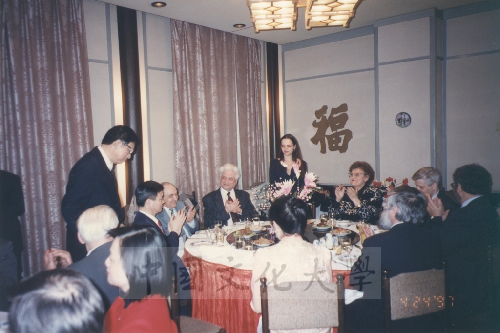 1997年4月23日及24日董事長張鏡湖帶領校長林彩梅、學務長高輝、俄研所所長明驥及國際學術合作組組長孫德宜拜會俄羅斯聖彼得堡大學，張董事長並榮獲該校名譽博士學位，由該校校長薇爾碧芝卡雅女士親自頒贈的圖檔，第29張，共32張