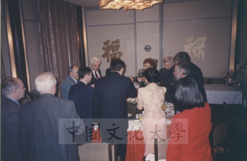 1997年4月23日及24日董事長張鏡湖帶領校長林彩梅、學務長高輝、俄研所所長明驥及國際學術合作組組長孫德宜拜會俄羅斯聖彼得堡大學，張董事長並榮獲該校名譽博士學位，由該校校長薇爾碧芝卡雅女士親自頒贈的圖檔，第30張，共32張