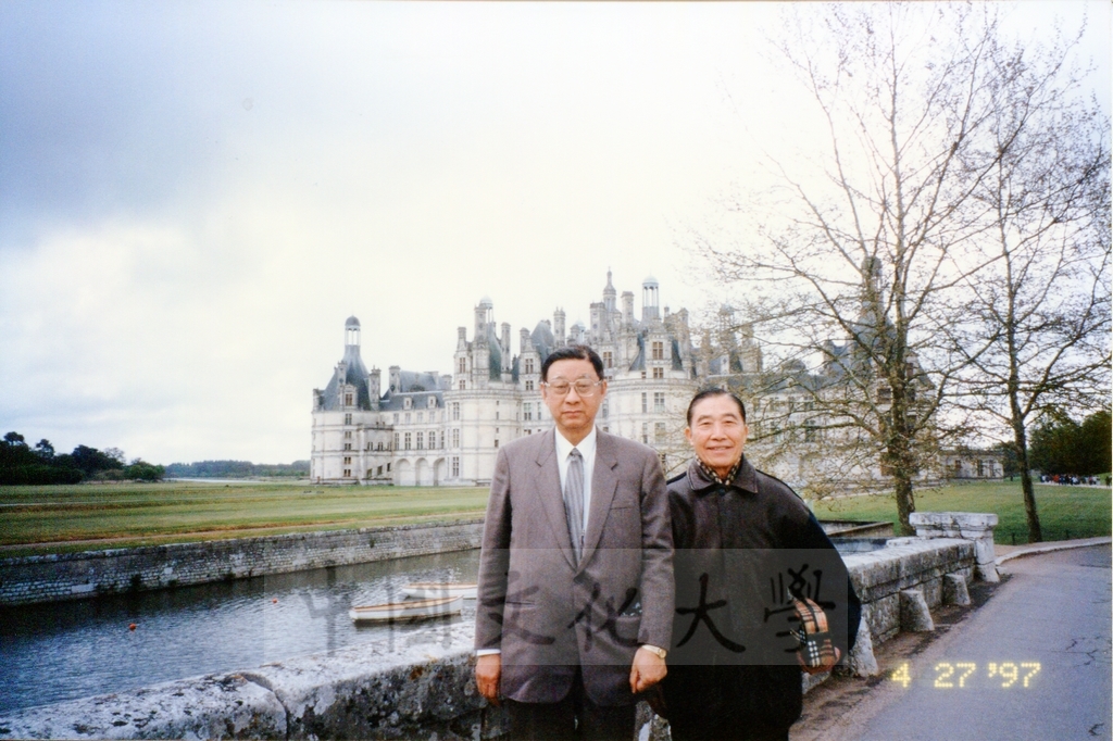 1997年4月27日及28日董事長張鏡湖、校長林彩梅、學務長高輝、俄研所所長明驥及國際學術合作組組長孫德宜，由駐法代表處安排，參觀巴黎景況的圖檔，第1張，共12張
