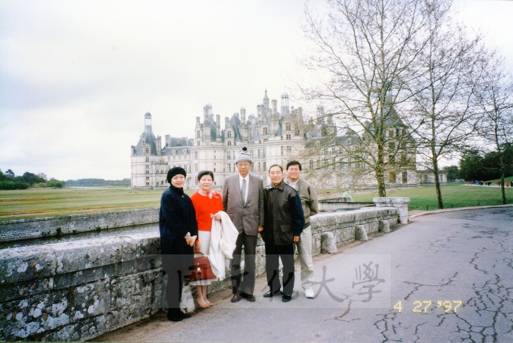 1997年4月27日及28日董事長張鏡湖、校長林彩梅、學務長高輝、俄研所所長明驥及國際學術合作組組長孫德宜，由駐法代表處安排，參觀巴黎景況的圖檔，第2張，共12張