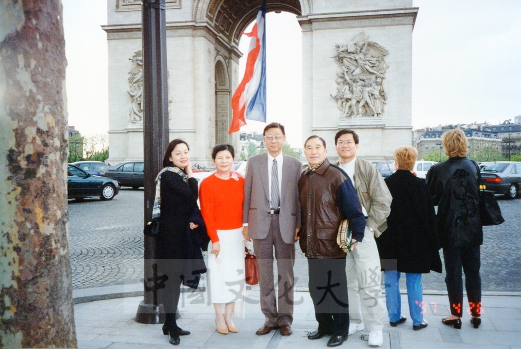 1997年4月27日及28日董事長張鏡湖、校長林彩梅、學務長高輝、俄研所所長明驥及國際學術合作組組長孫德宜，由駐法代表處安排，參觀巴黎景況的圖檔，第3張，共12張