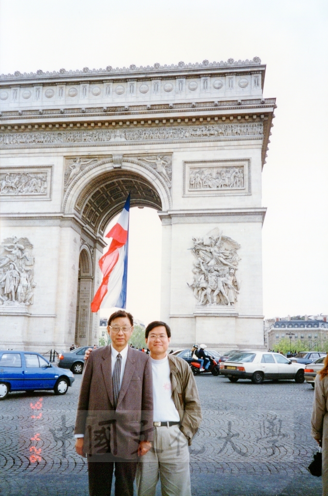 1997年4月27日及28日董事長張鏡湖、校長林彩梅、學務長高輝、俄研所所長明驥及國際學術合作組組長孫德宜，由駐法代表處安排，參觀巴黎景況的圖檔，第4張，共12張