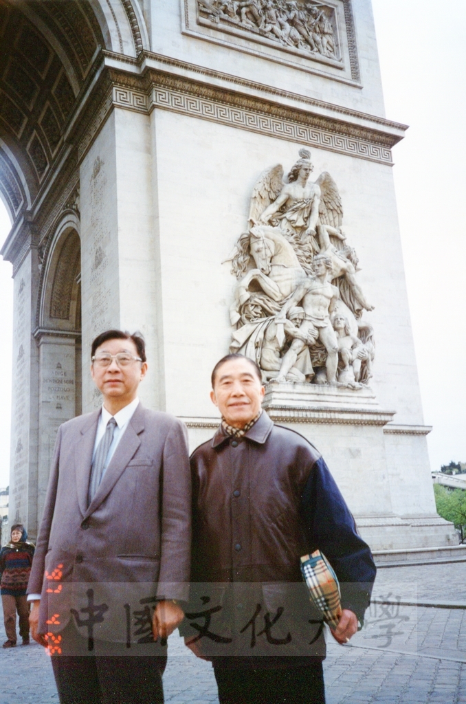 1997年4月27日及28日董事長張鏡湖、校長林彩梅、學務長高輝、俄研所所長明驥及國際學術合作組組長孫德宜，由駐法代表處安排，參觀巴黎景況的圖檔，第5張，共12張