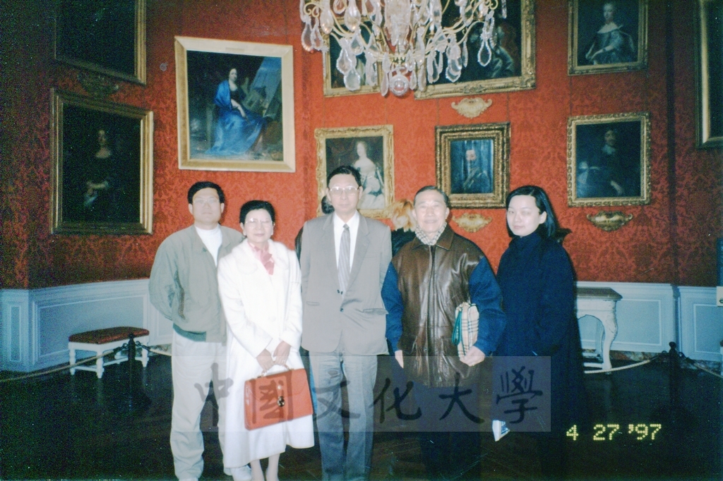 1997年4月27日及28日董事長張鏡湖、校長林彩梅、學務長高輝、俄研所所長明驥及國際學術合作組組長孫德宜，由駐法代表處安排，參觀巴黎景況的圖檔，第7張，共12張