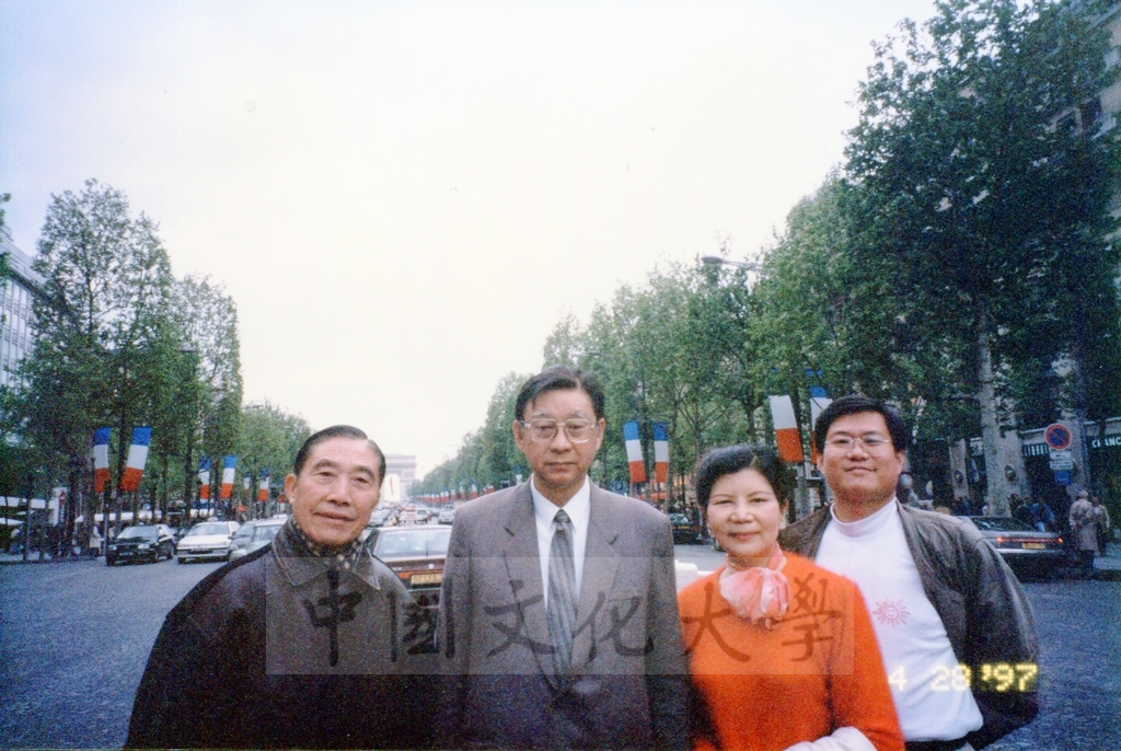 1997年4月27日及28日董事長張鏡湖、校長林彩梅、學務長高輝、俄研所所長明驥及國際學術合作組組長孫德宜，由駐法代表處安排，參觀巴黎景況的圖檔，第9張，共12張