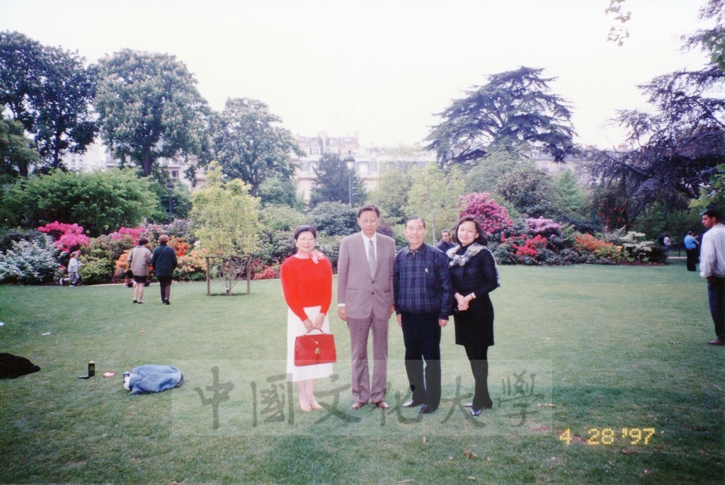 1997年4月27日及28日董事長張鏡湖、校長林彩梅、學務長高輝、俄研所所長明驥及國際學術合作組組長孫德宜，由駐法代表處安排，參觀巴黎景況的圖檔，第12張，共12張