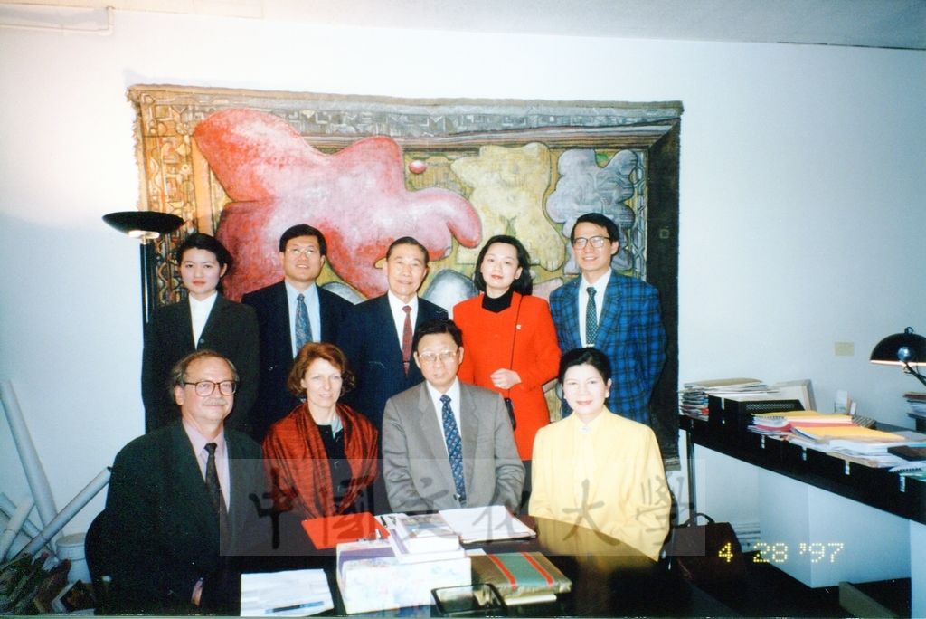 1997年4月28日董事長張鏡湖帶領校長林彩梅、學務長高輝、俄研所所長明驥及國際學術合作組組長孫德宜拜會巴黎維爾曼建築學院並簽訂姐妹校的圖檔，第5張，共7張