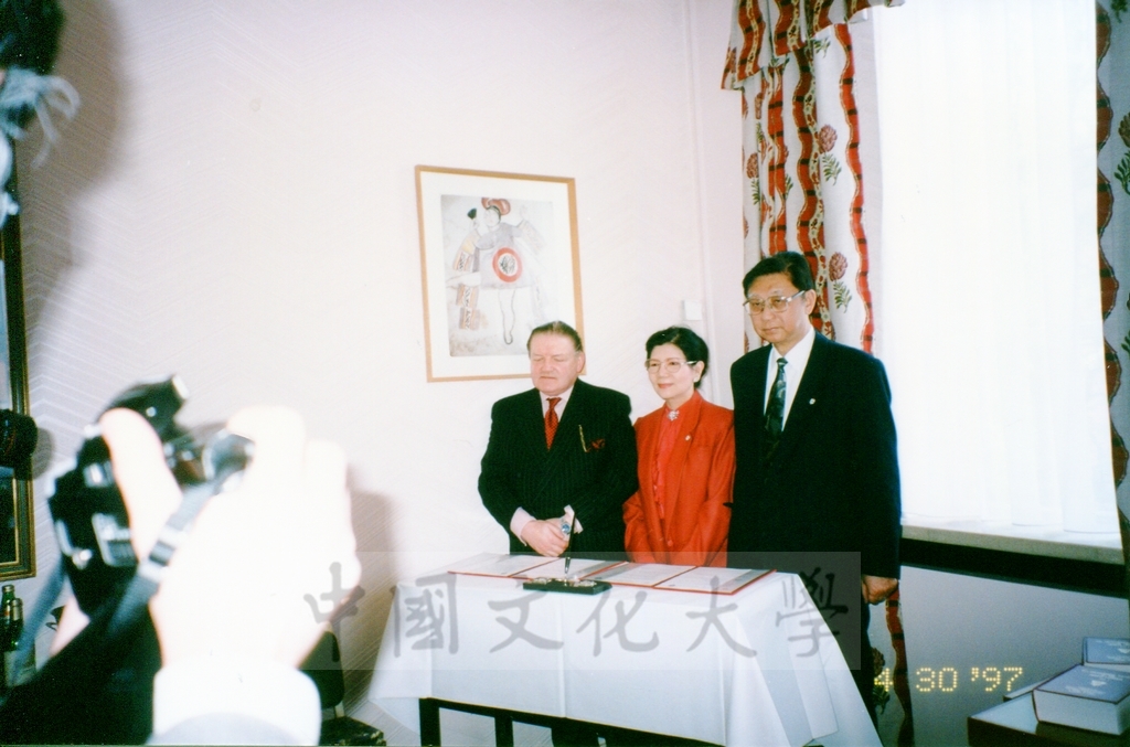 1997年4月29日及30日董事長張鏡湖帶領校長林彩梅、學務長高輝、俄研所所長明驥及國際學術合作組組長孫德宜拜會英國里茲大學並簽訂姐妹校的圖檔，第2張，共28張