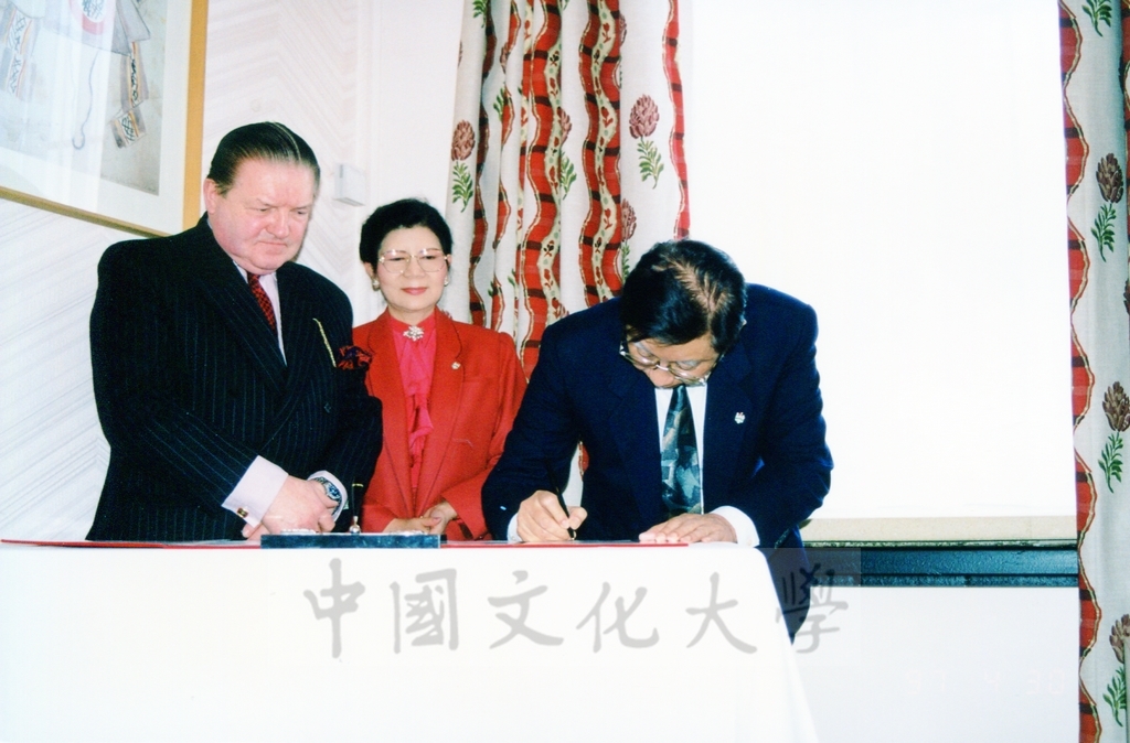 1997年4月29日及30日董事長張鏡湖帶領校長林彩梅、學務長高輝、俄研所所長明驥及國際學術合作組組長孫德宜拜會英國里茲大學並簽訂姐妹校的圖檔，第5張，共28張