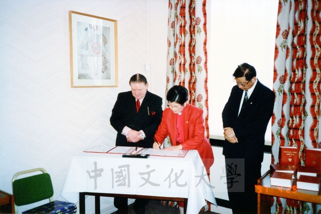 1997年4月29日及30日董事長張鏡湖帶領校長林彩梅、學務長高輝、俄研所所長明驥及國際學術合作組組長孫德宜拜會英國里茲大學並簽訂姐妹校的圖檔，第8張，共28張