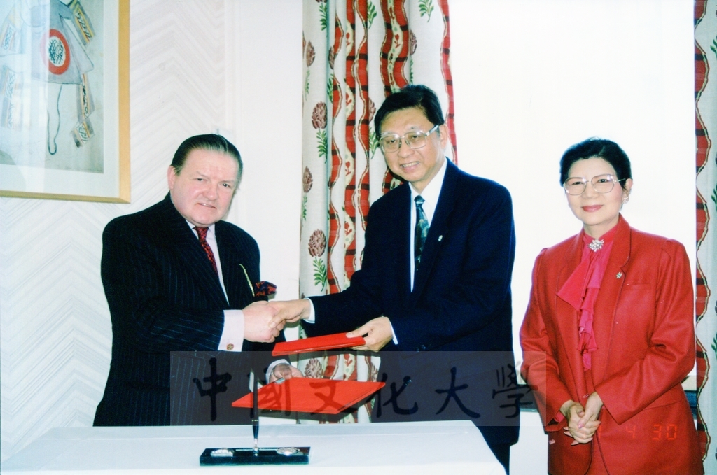 1997年4月29日及30日董事長張鏡湖帶領校長林彩梅、學務長高輝、俄研所所長明驥及國際學術合作組組長孫德宜拜會英國里茲大學並簽訂姐妹校的圖檔，第9張，共28張