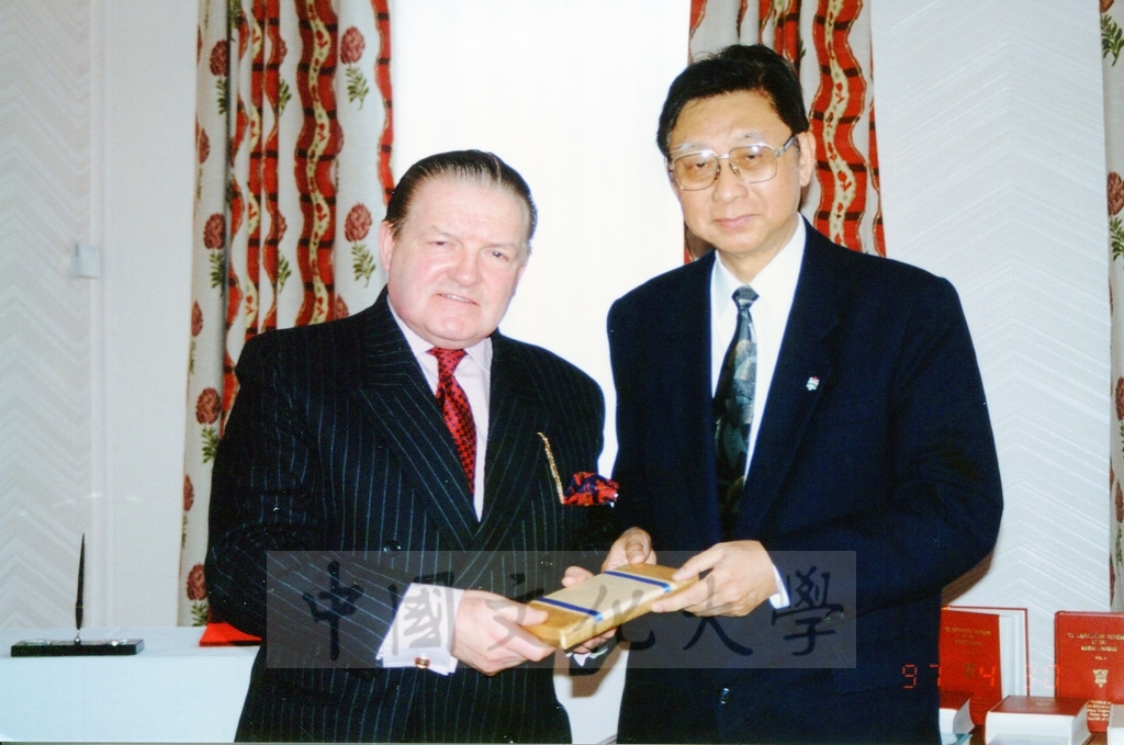 1997年4月29日及30日董事長張鏡湖帶領校長林彩梅、學務長高輝、俄研所所長明驥及國際學術合作組組長孫德宜拜會英國里茲大學並簽訂姐妹校的圖檔，第10張，共28張