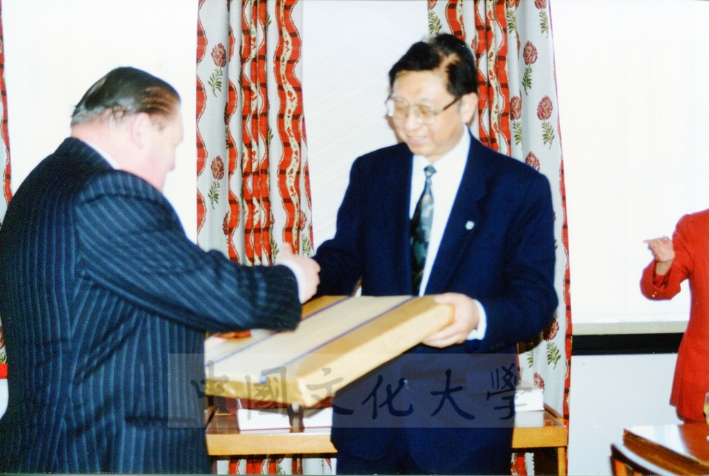 1997年4月29日及30日董事長張鏡湖帶領校長林彩梅、學務長高輝、俄研所所長明驥及國際學術合作組組長孫德宜拜會英國里茲大學並簽訂姐妹校的圖檔，第11張，共28張
