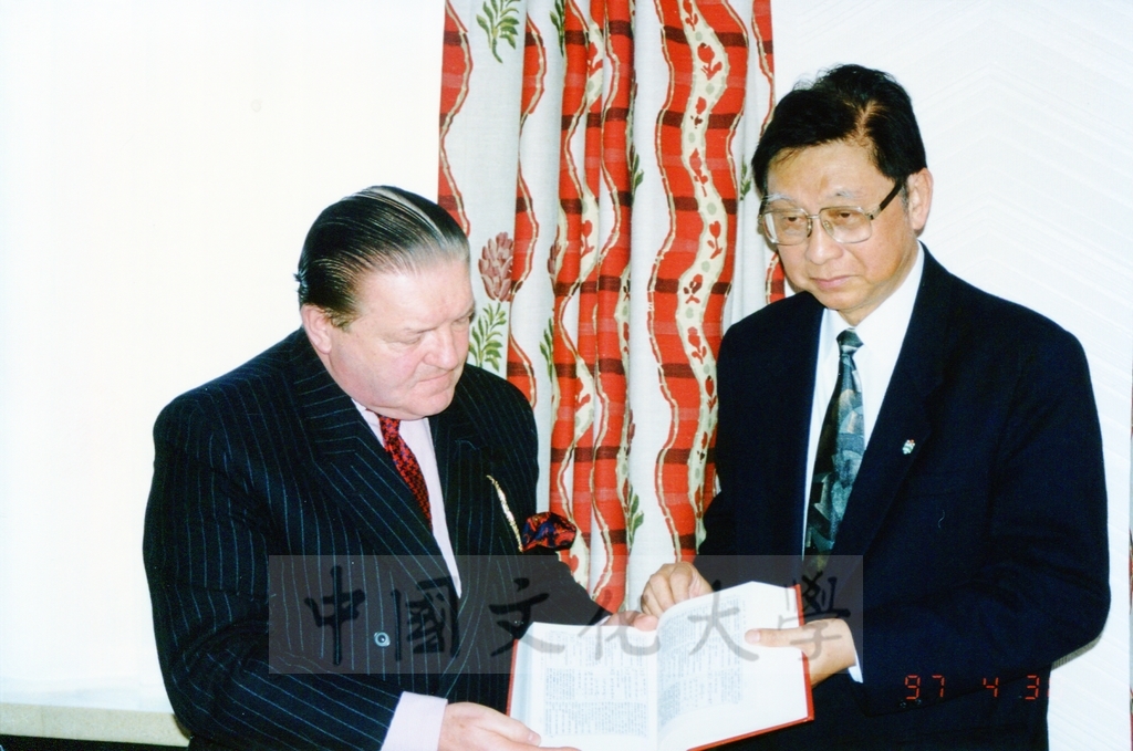 1997年4月29日及30日董事長張鏡湖帶領校長林彩梅、學務長高輝、俄研所所長明驥及國際學術合作組組長孫德宜拜會英國里茲大學並簽訂姐妹校的圖檔，第13張，共28張