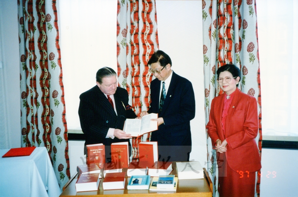 1997年4月29日及30日董事長張鏡湖帶領校長林彩梅、學務長高輝、俄研所所長明驥及國際學術合作組組長孫德宜拜會英國里茲大學並簽訂姐妹校的圖檔，第14張，共28張
