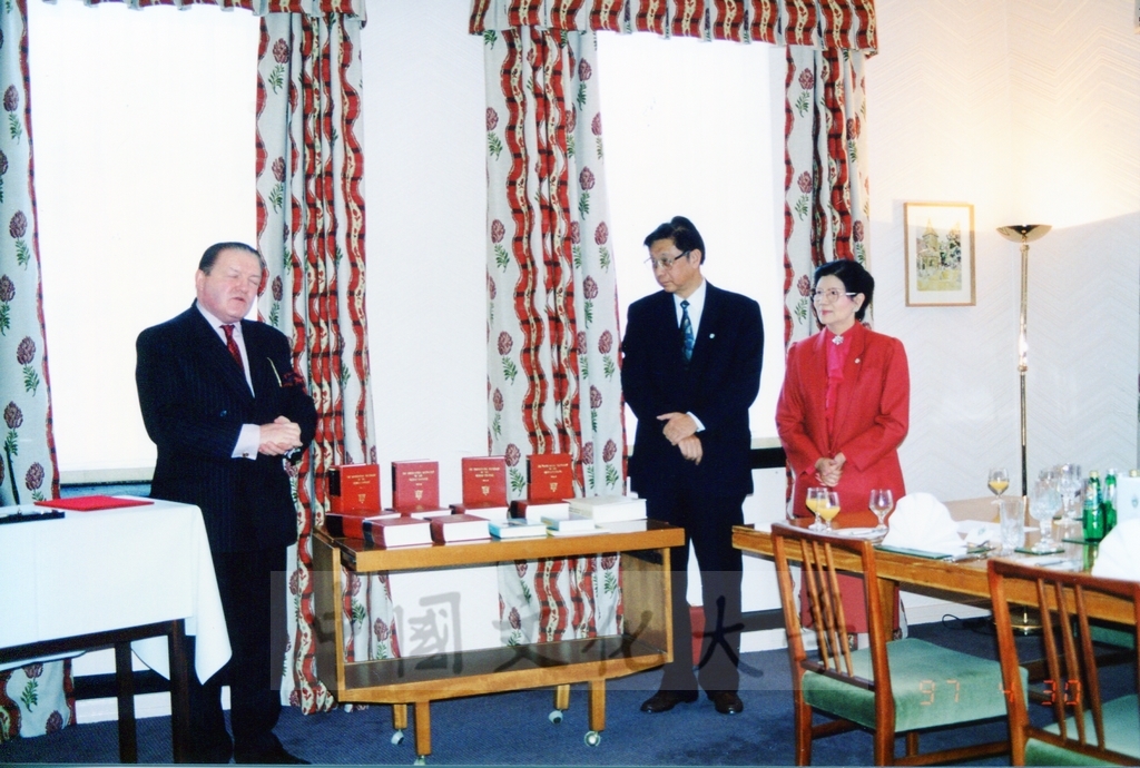 1997年4月29日及30日董事長張鏡湖帶領校長林彩梅、學務長高輝、俄研所所長明驥及國際學術合作組組長孫德宜拜會英國里茲大學並簽訂姐妹校的圖檔，第15張，共28張