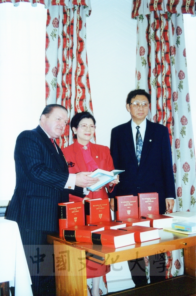 1997年4月29日及30日董事長張鏡湖帶領校長林彩梅、學務長高輝、俄研所所長明驥及國際學術合作組組長孫德宜拜會英國里茲大學並簽訂姐妹校的圖檔，第16張，共28張