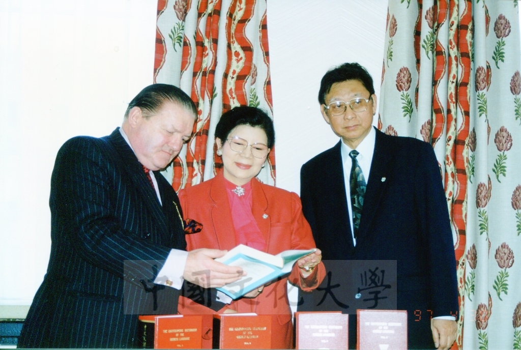 1997年4月29日及30日董事長張鏡湖帶領校長林彩梅、學務長高輝、俄研所所長明驥及國際學術合作組組長孫德宜拜會英國里茲大學並簽訂姐妹校的圖檔，第17張，共28張