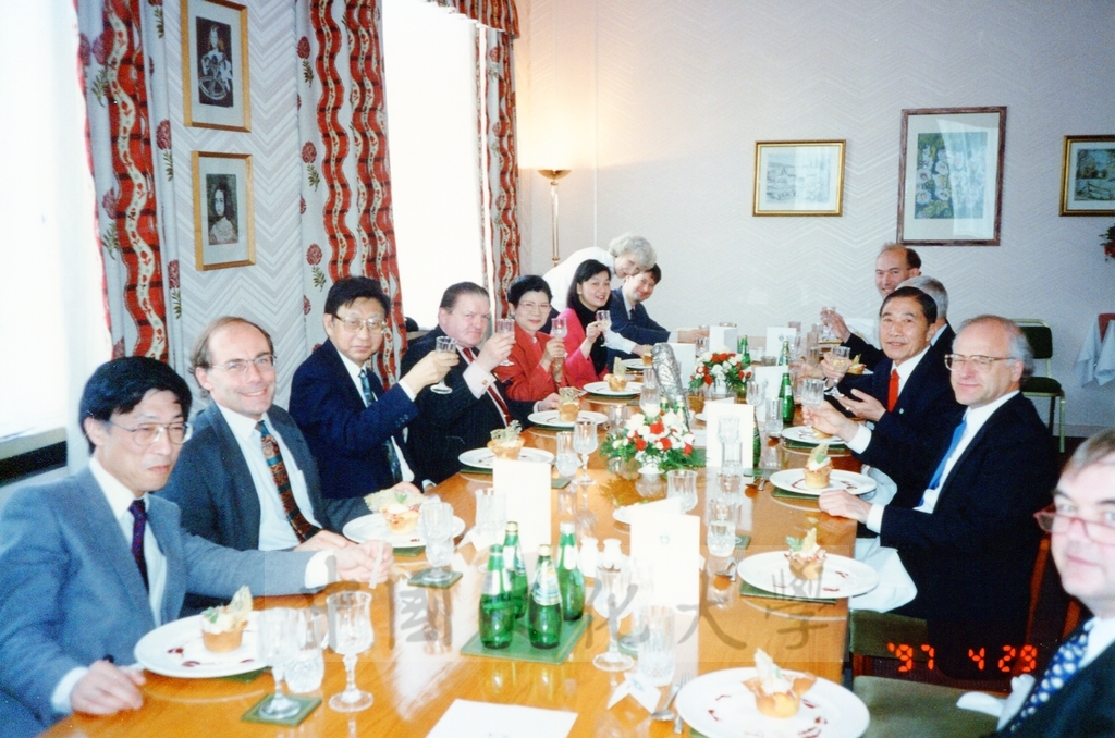 1997年4月29日及30日董事長張鏡湖帶領校長林彩梅、學務長高輝、俄研所所長明驥及國際學術合作組組長孫德宜拜會英國里茲大學並簽訂姐妹校的圖檔，第20張，共28張